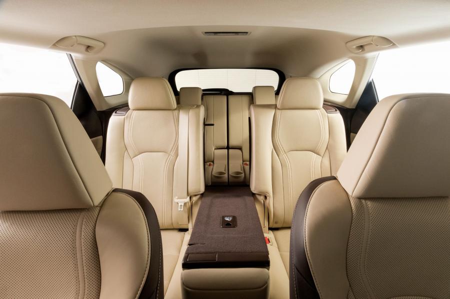 Интерьер Lexus RX350L 2018 года  (NA) (фото 12 из 51)